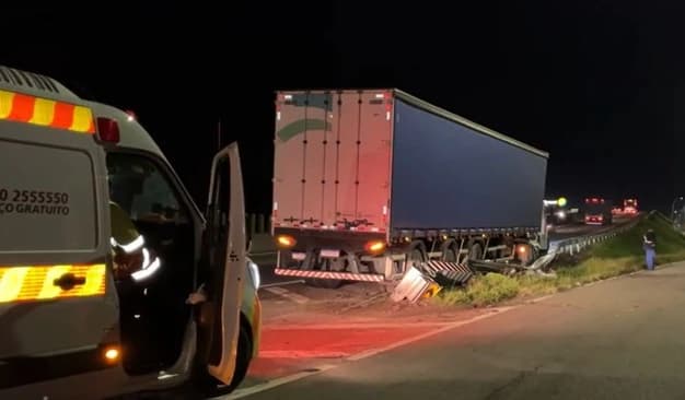 Suspeitos de assalto capotam carro durante fuga da polícia na BR-101