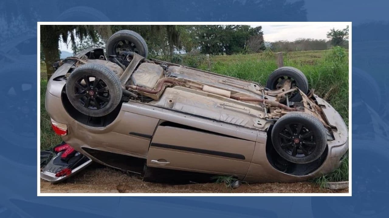 Motorista capota carro a 40 km/h e escapa sem ferimentos graves