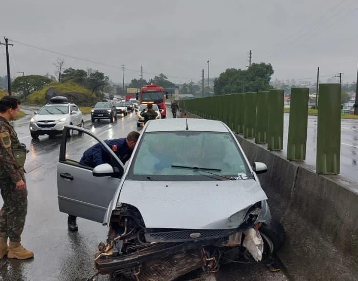 Motorista perde o controle e bate carro em mureta da BR-101