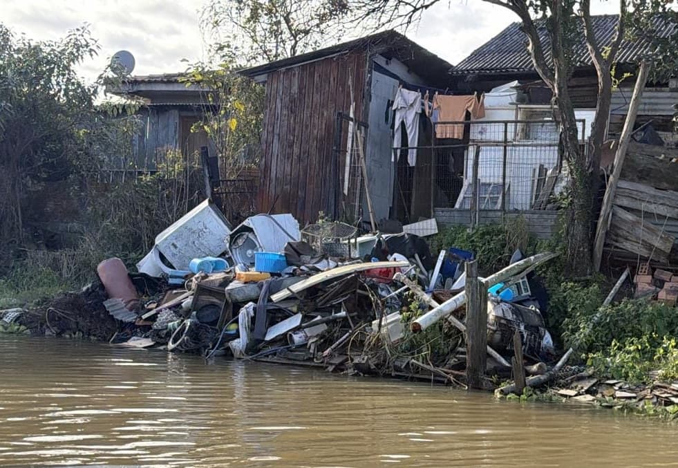 Obra no Rio da Madre revela descarte irregular de lixo nas margens
