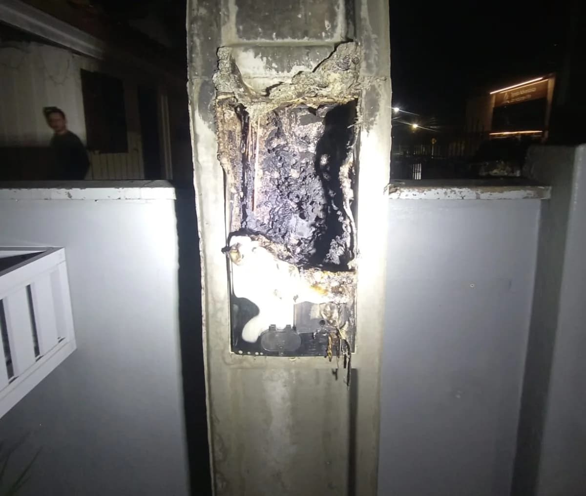 Incêndio atinge relógio de energia na entrada de empresa