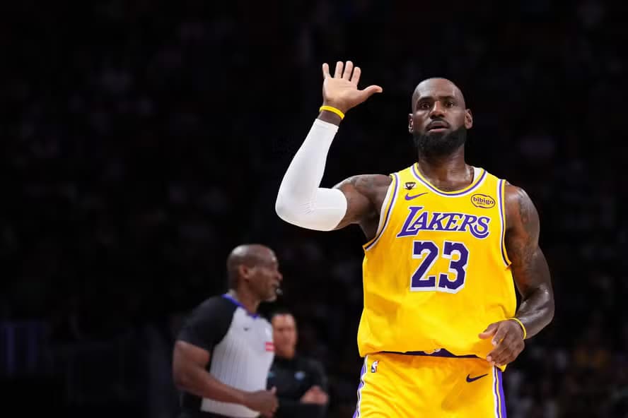 LeBron James anuncia saída dos Lakers após oito temporadas