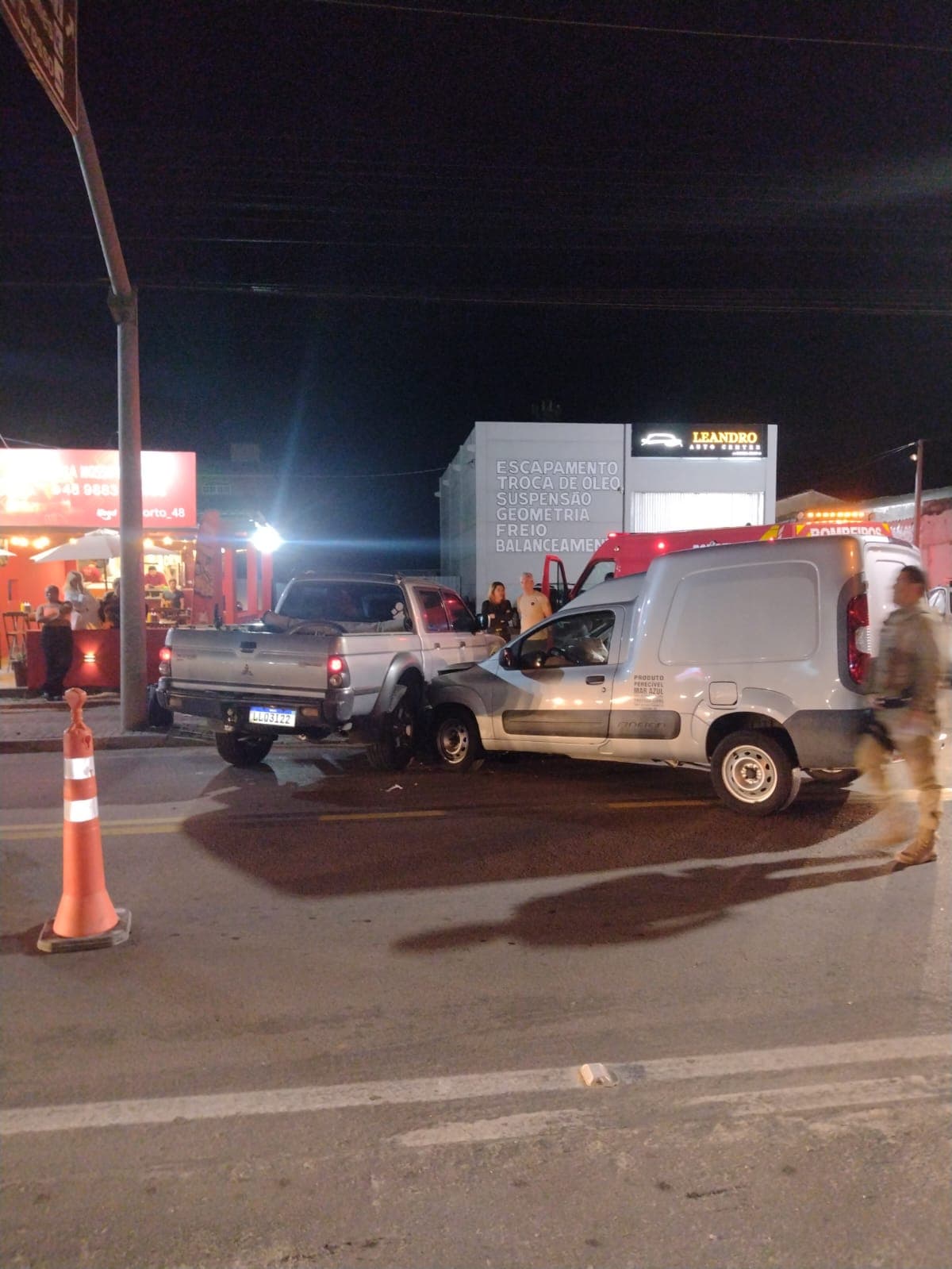 Caminhonete invade pista contrária, provoca acidente e deixa mulher ferida