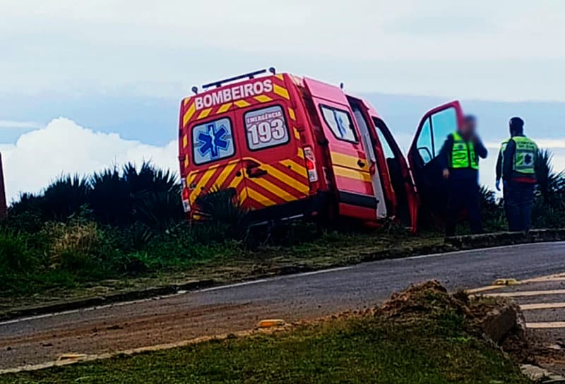 Ambulância dos bombeiros sai da pista após passar por óleo