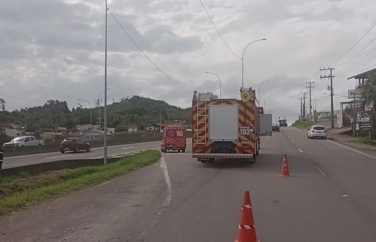 Motociclista fica ferida após bater em guard-rail