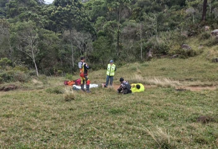 Motociclista fica ferido após colisão durante trilha em área de difícil acesso