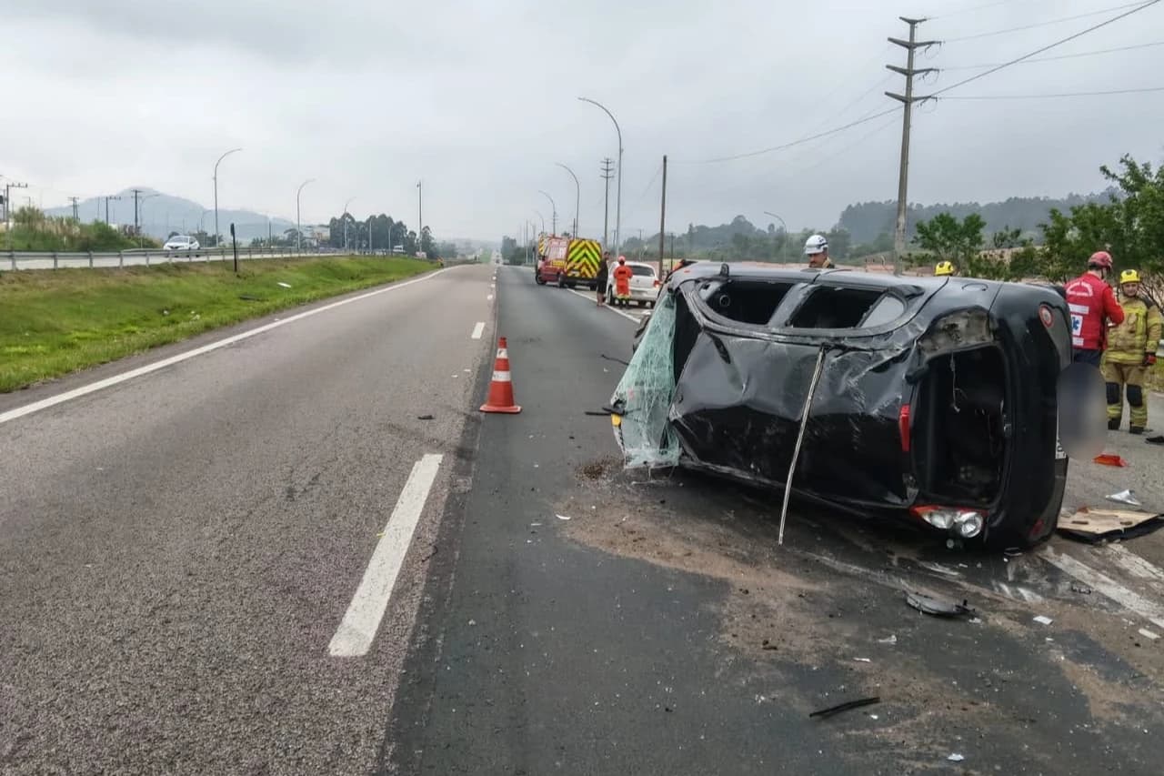 Carro capota e uma pessoa é levada ao hospital após acidente na BR-101