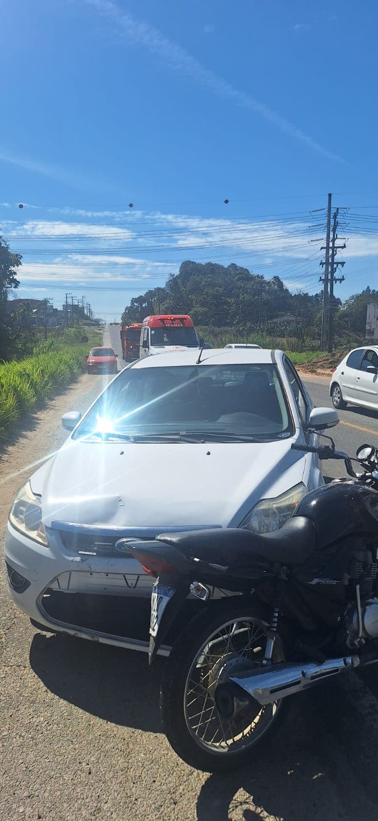 Motociclista fica ferida após colisão com carro na SC-108