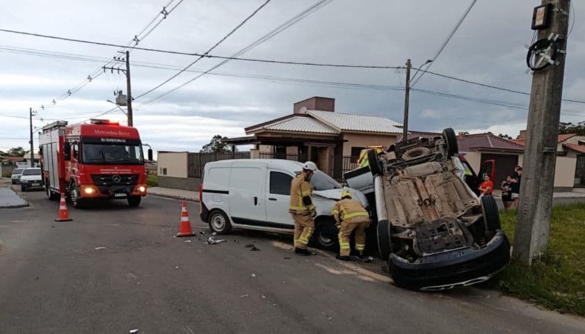 Colisão entre dois carros faz veículo capotar e deixa motoristas feridos