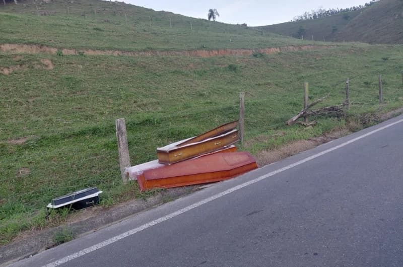 Caixões abandonados à beira de rodovia intrigam moradores de Armazém