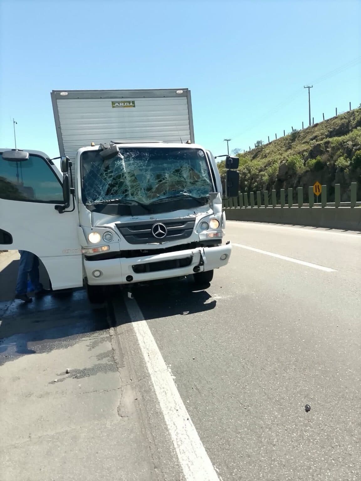 Caminhão bate na traseira de carreta na BR-101