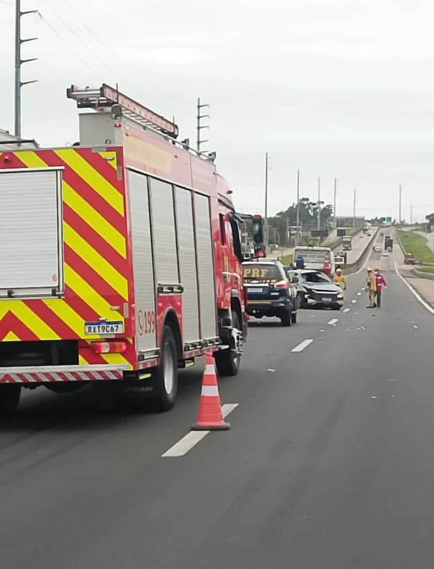 Policial de folga capota carro após bater contra guardrail na BR-101