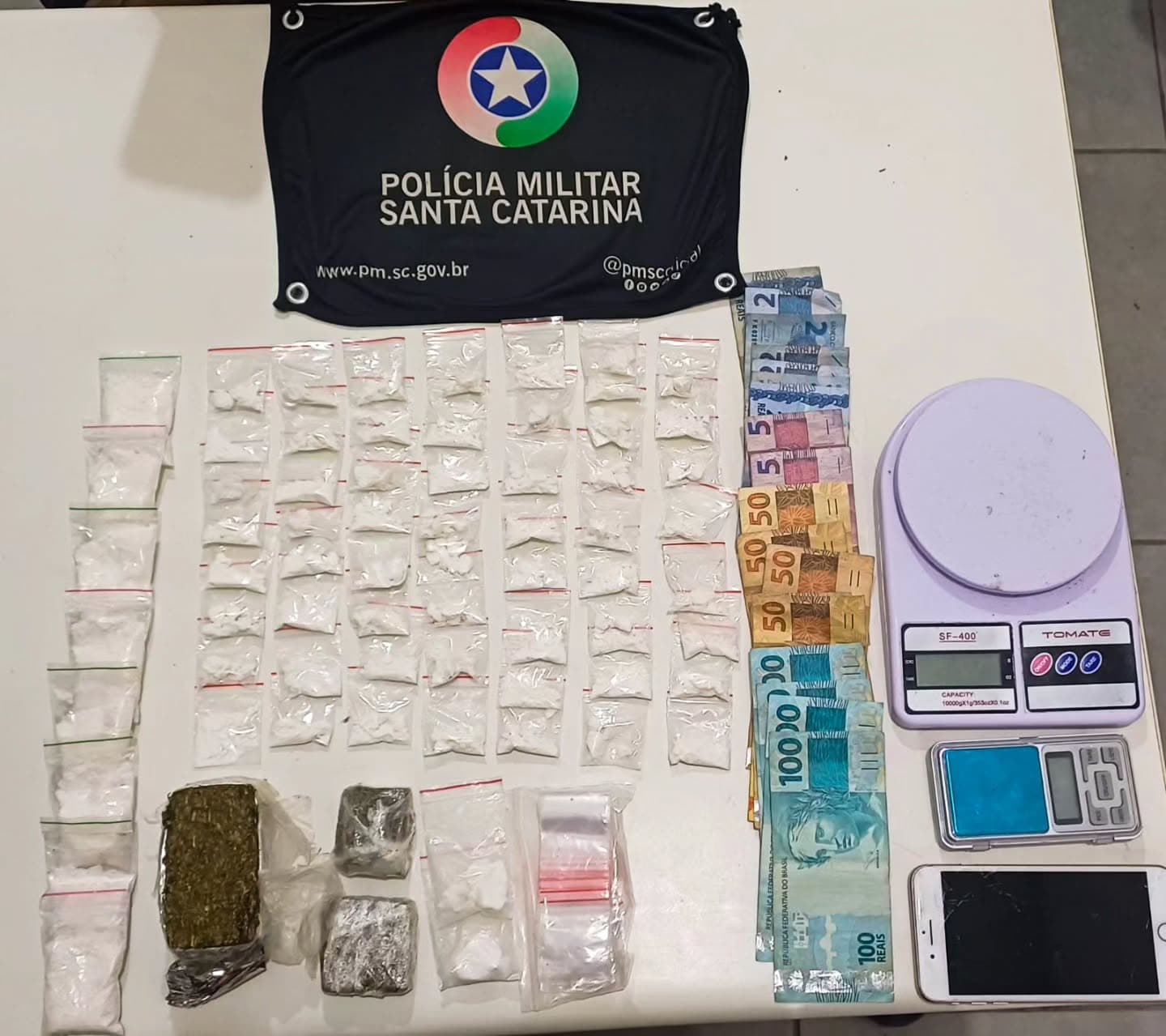 Mulher tenta esconder cocaína no telhado e casal é preso com drogas e moto adulterada