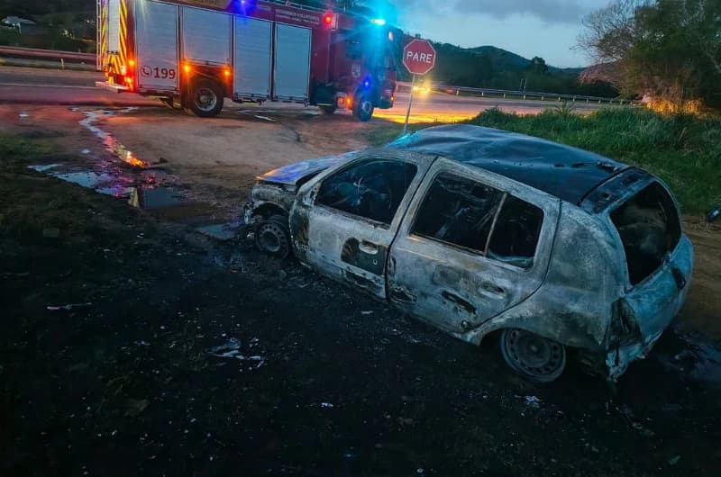 Carro é destruído por incêndio na BR-101