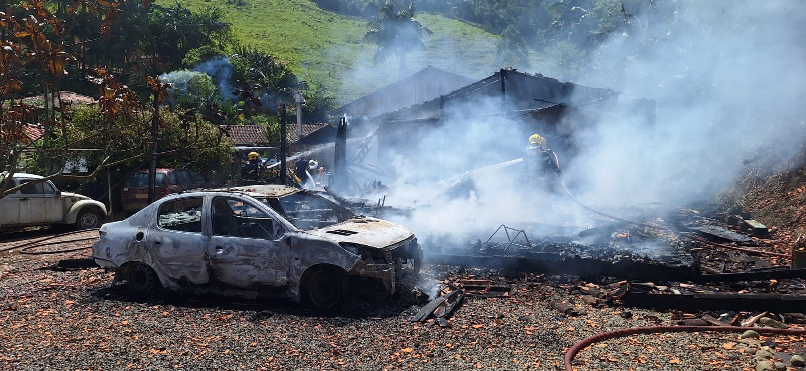 Incêndio destrói casa e carro também é atingido