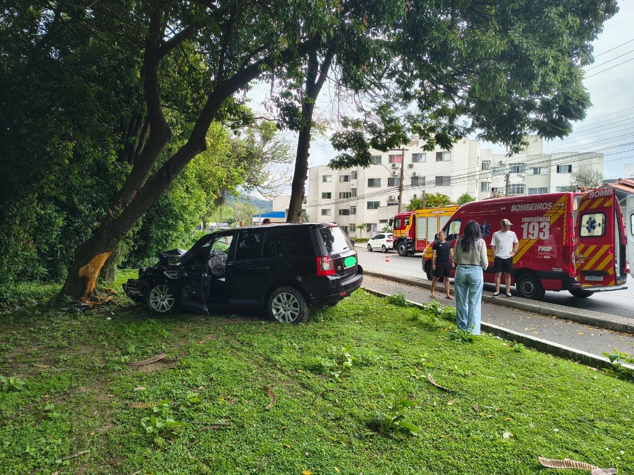 Land Rover sai da pista, bate em árvore e deixa motorista ferido na beira-rio