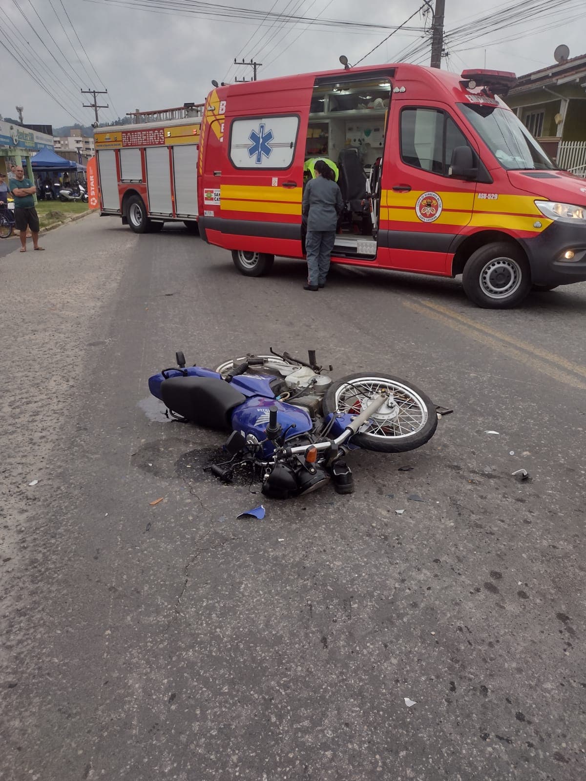 Motociclista de 28 anos sofre múltiplas fraturas após colisão com carro