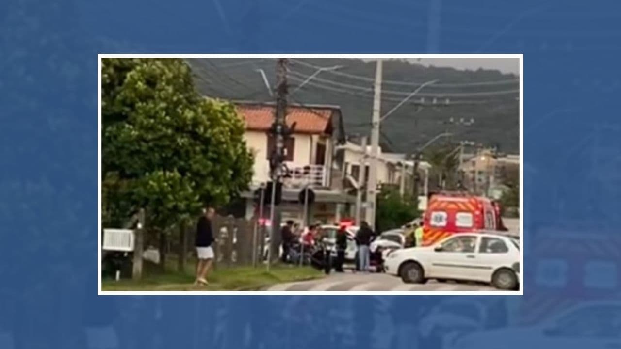 Colisão entre duas motocicletas deixa mulher com suspeita de fratura no quadril