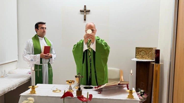 Papa Leão XIV celebra missa no hospital após retirada de tumor pulmonar