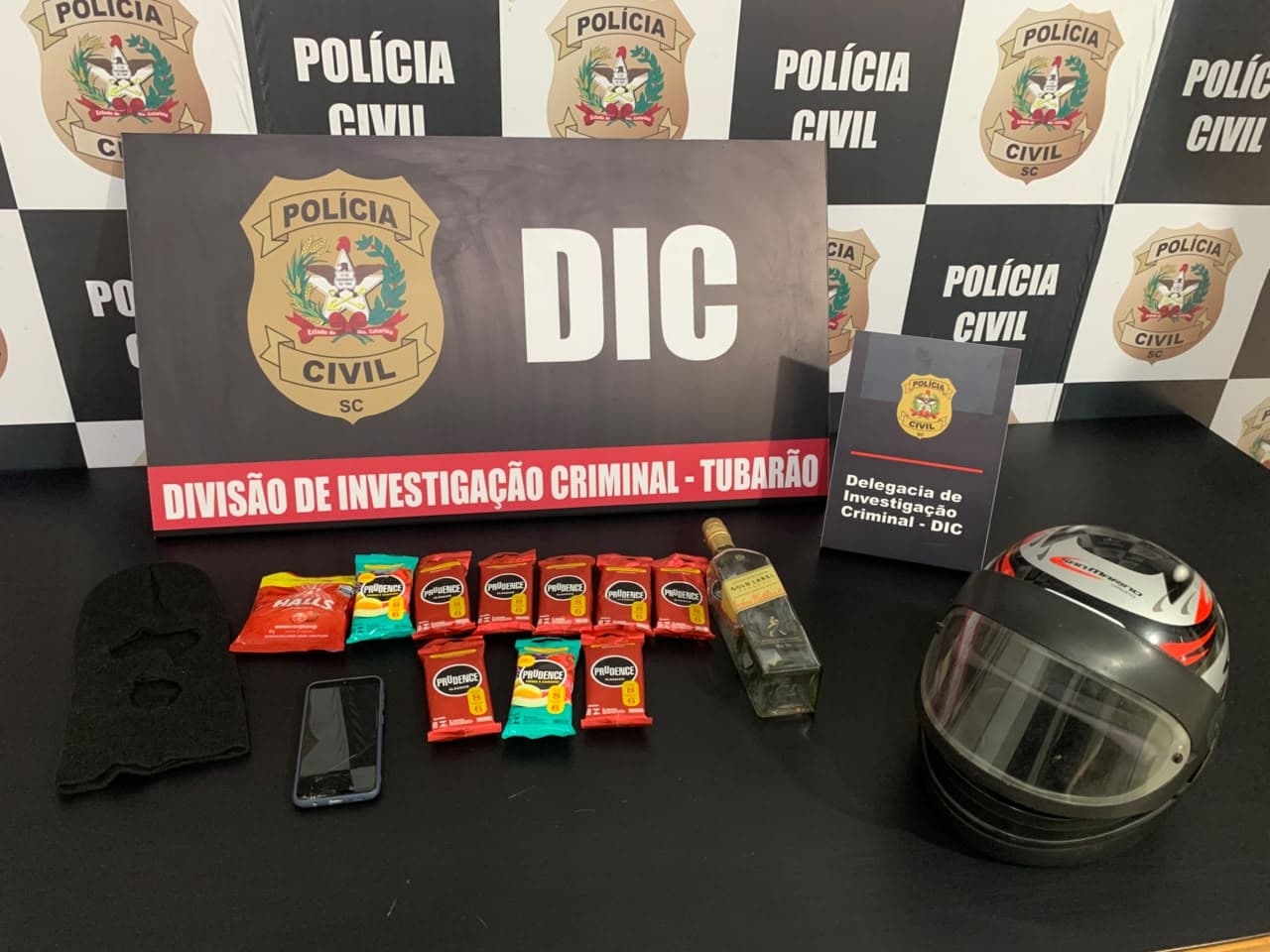 Jovem é preso após roubar camisinhas e uísque e obrigar funcionária a beijá-lo